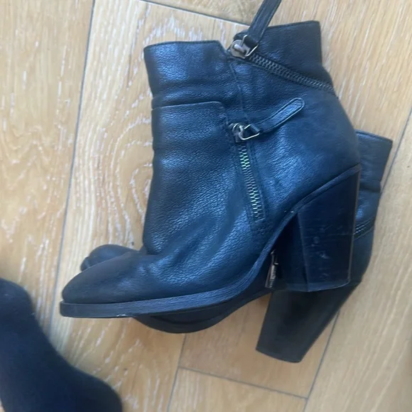 Vince Camuto - Hinnegan Black Leather Ankle Boot Size 5.5 - Picture 10 of 11